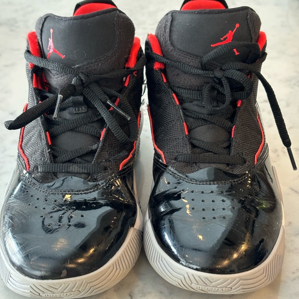 Nike Jordan Stay Loyal “black/chile//red/white/wolf grey” GS Size 5.5 DC7230 001